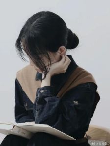 低头的那种拍照姿势叫啥_拍照低头显温柔，传递细腻情感