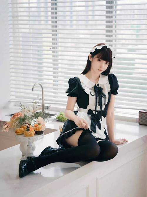 坐在桌子上的纯欲风拍照姿势_青春活力少女感，JK制服拍照技巧