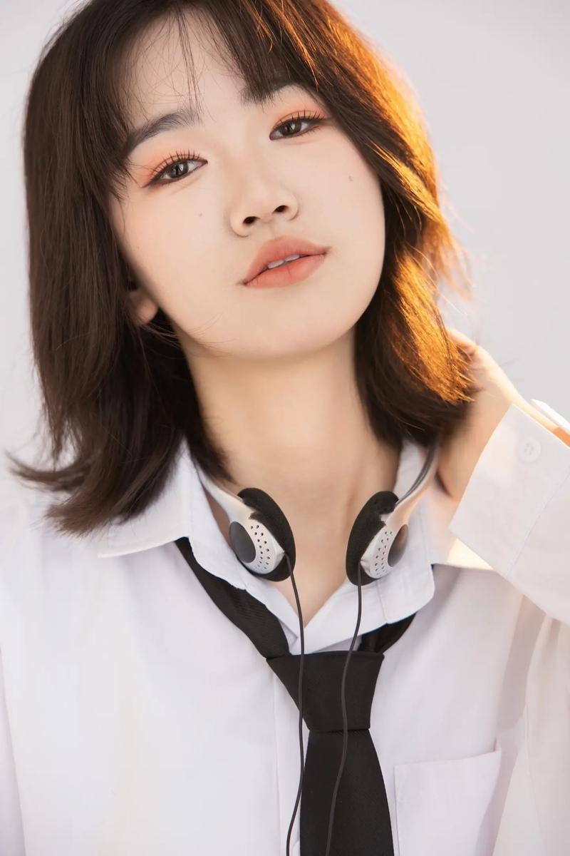 17岁女生拍照帅的pose_自然好看拍照技巧 17岁女生拍照帅的pose_自然好看拍照技巧