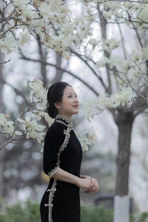 中年女士照相站姿图片_门框栏杆显曲线，自然道具添生活