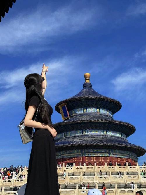 北京旅游拍照姿势大全_北京鼓楼西大街拍出片，故宫红墙下显历史韵味