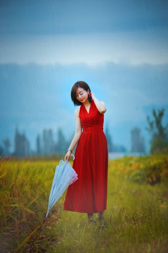 阴雨天意境人像摄影_捕捉诗意氛围