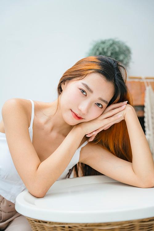 桌边坐着拍照姿势大全_简单姿势大不同 桌边坐着拍照姿势大全_简单姿势大不同