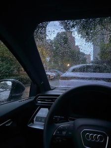 车内拍的车外下雨的照片_雨天开车，捕捉车窗诗意光影