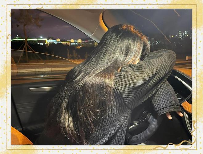 车内照片夜晚自己拍图片_夜间车内拍出真实感，补光自拍技巧全解析