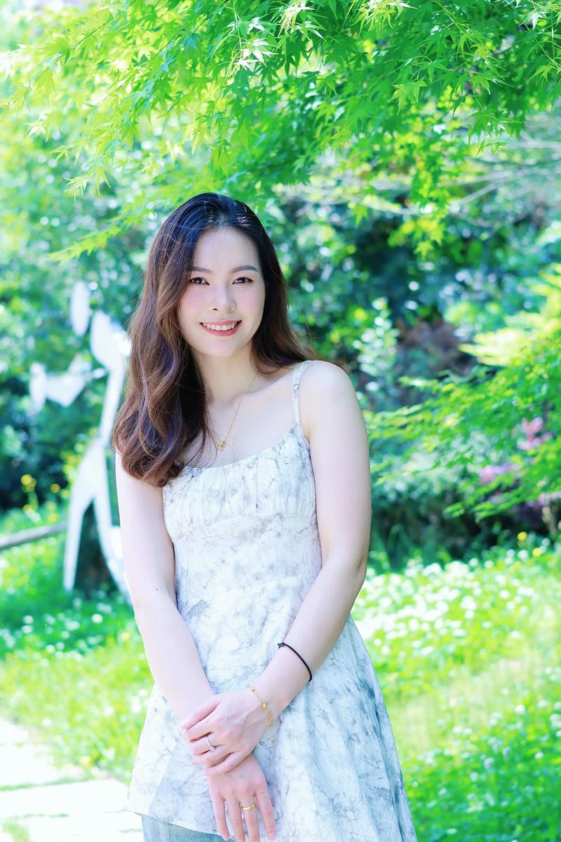 人像写真实拍照图片_捕捉生活真性情，小区角落阳台皆舞台，自然光抓拍显亲切