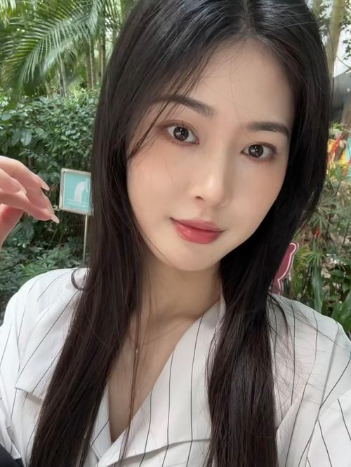帮我稍微美颜一下要自然点_参数微调，真实感相机推荐