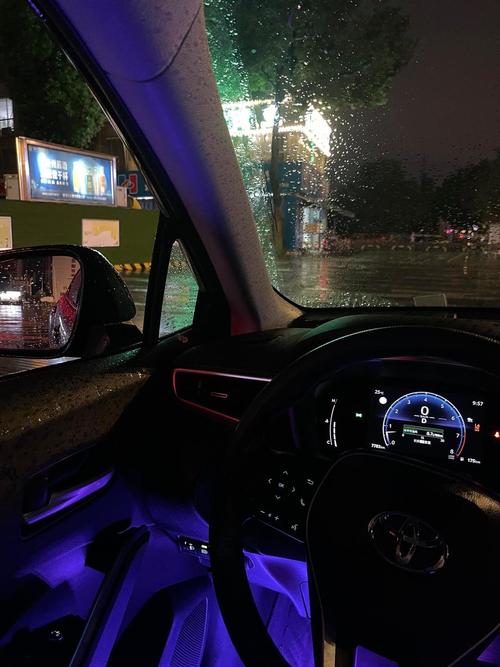 车内照片夜晚自己拍图片_夜间车内拍出真实感，补光自拍技巧全解析
