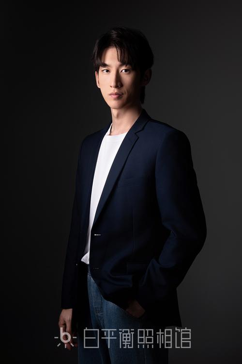 人像照片原图男_少年感男主耐看，气质魅力足