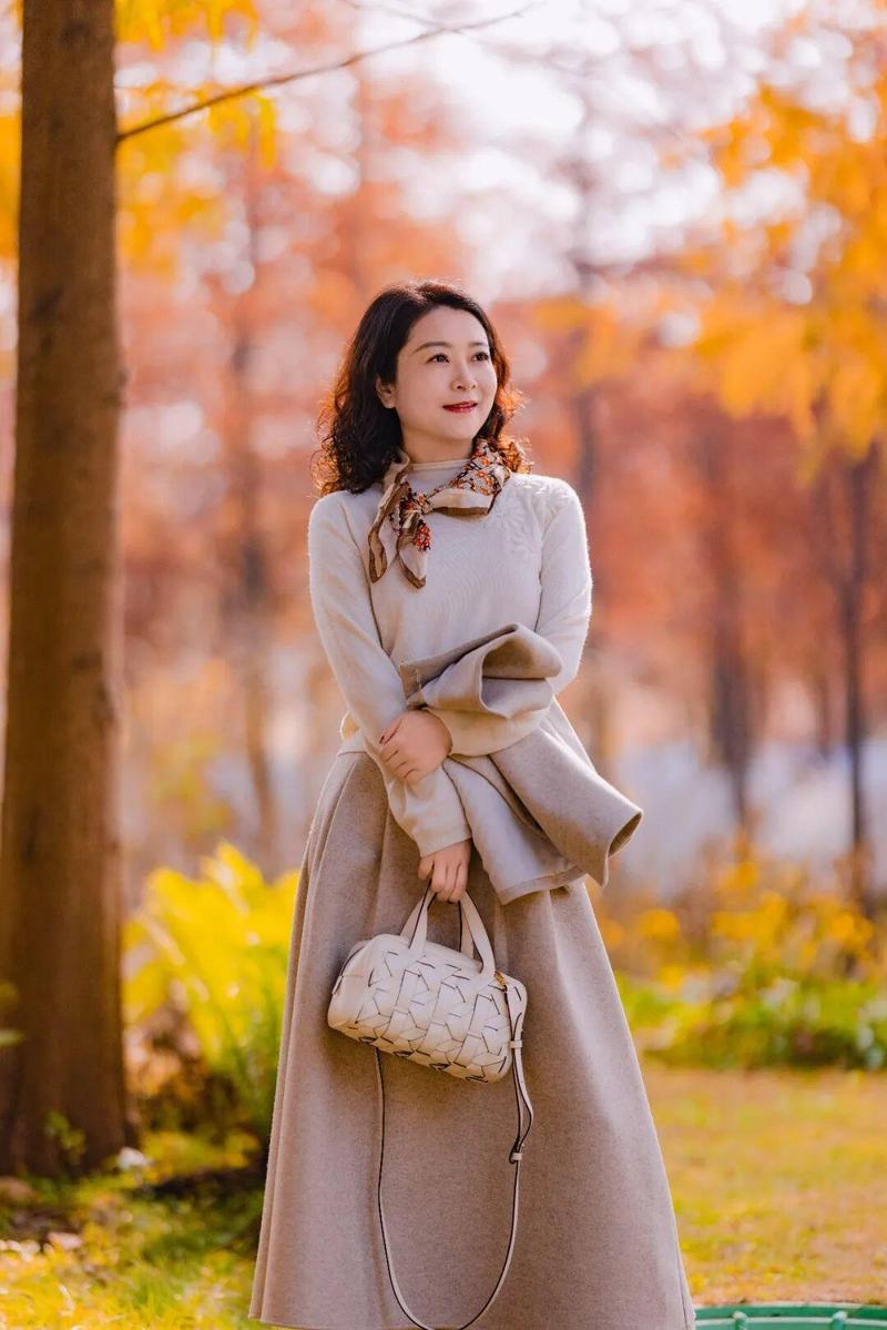 中年妇女户外拍照姿势_中年女公园拍照姿势，展现优雅魅力