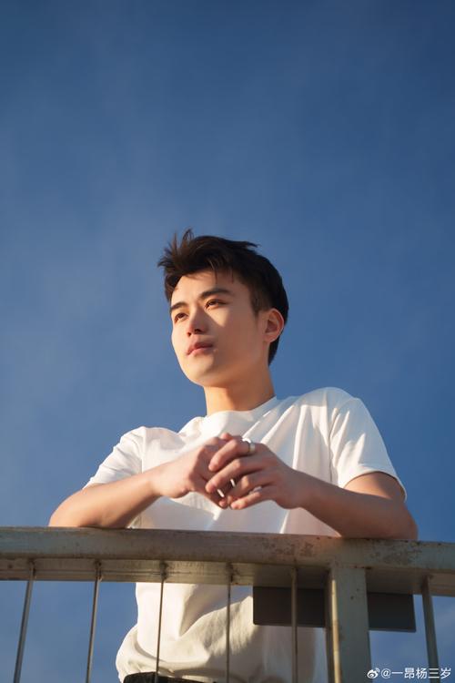 人像照片原图男_少年感男主耐看，气质魅力足