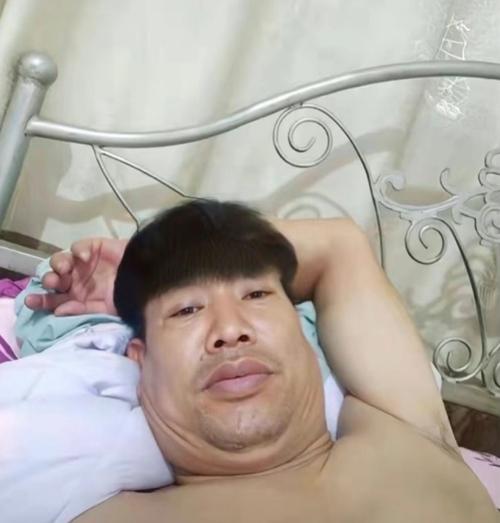 躺床上双下巴大叔图片_光膀大叔表情包走红,一张温暖一张严肃成文化符号 躺床上双下巴大叔图片_光膀大叔表情包走红,一张温暖一张严肃成文化符号