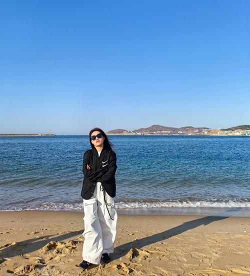 海边拍照衣服推荐穿搭_黄调粉嫩韩系复古，风格多样，拍照出片！