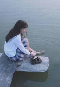 小游河边拍照姿势_姿态放松，手部细节，光影剪影，传递情绪