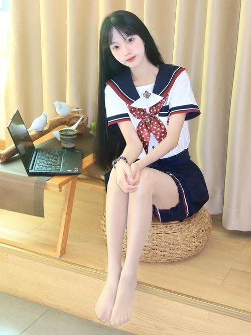 自己坐着拍腿的照片姿势_显腿长放松姿势加道具