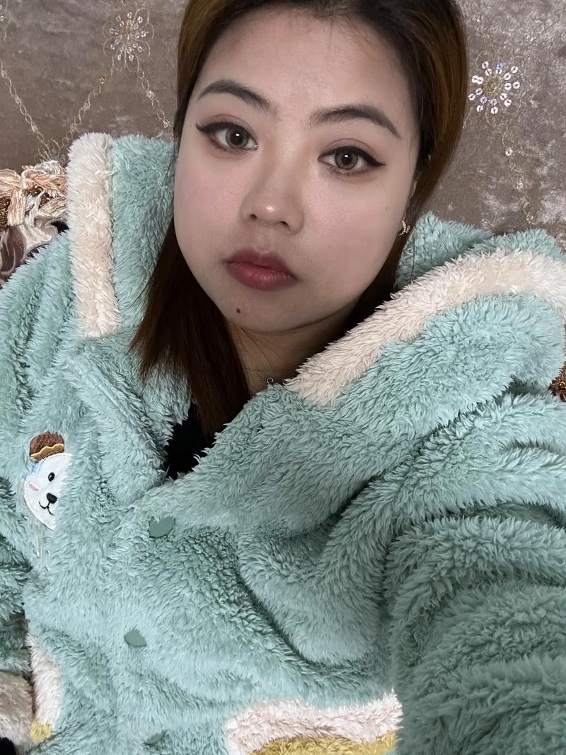 真实女朋友照片没有美颜_真实美貌引热议，素颜更珍贵！