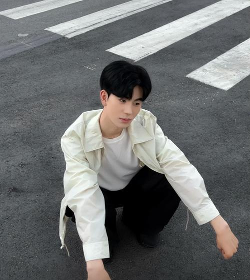 00帅气男生照片_00后帅哥引领潮流，帅气照片成文化载体