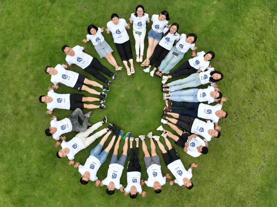 20人拍照姿势的摆法图_随场景调整，水边放松，街道动态，门前道具，自然生动