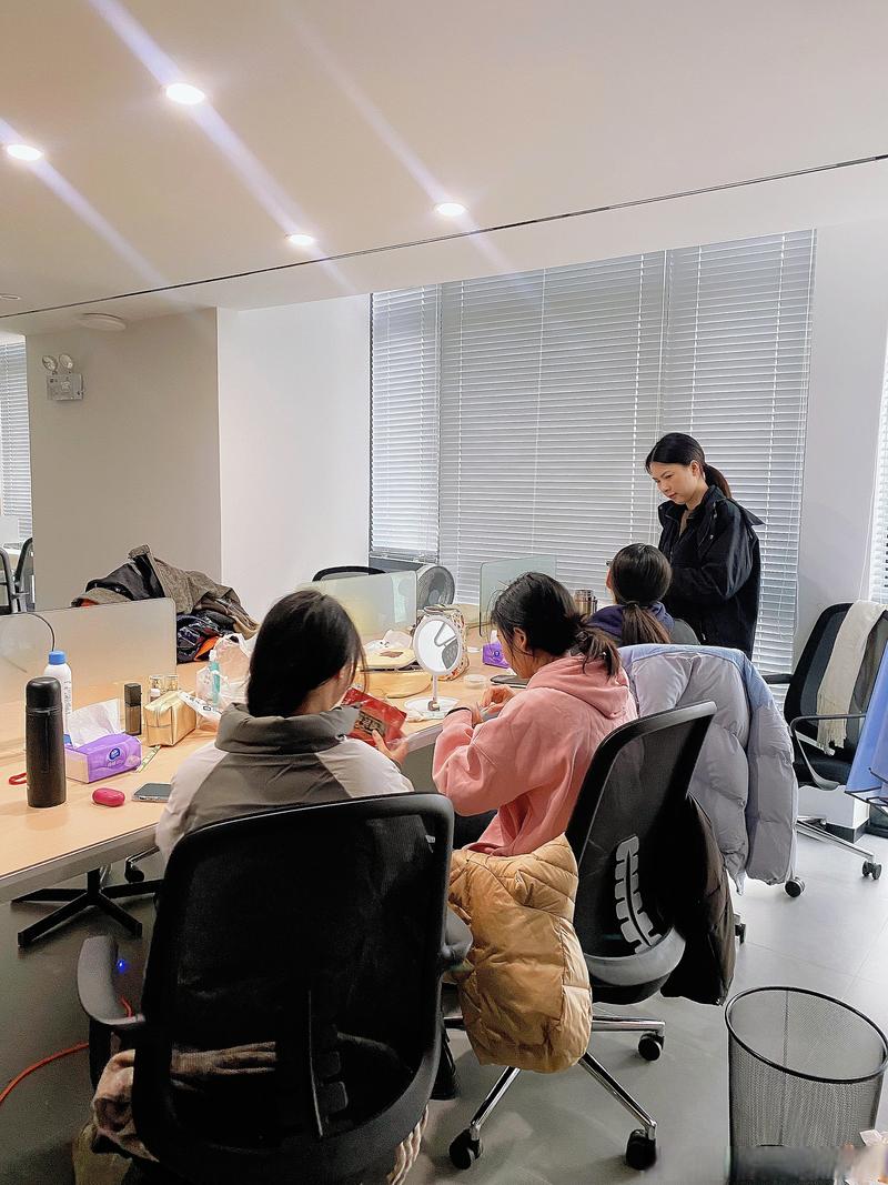 办公室图片加人真实照片简单_办公室色彩影响心情效率,和谐布局助团队协作 办公室图片加人真实照片简单_办公室色彩影响心情效率,和谐布局助团队协作
