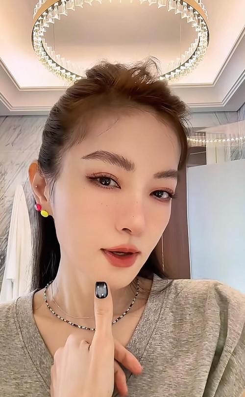 侧着脸拍照脖颈有皱纹如何处理_保湿防晒加运动，淡化皱纹有方法
