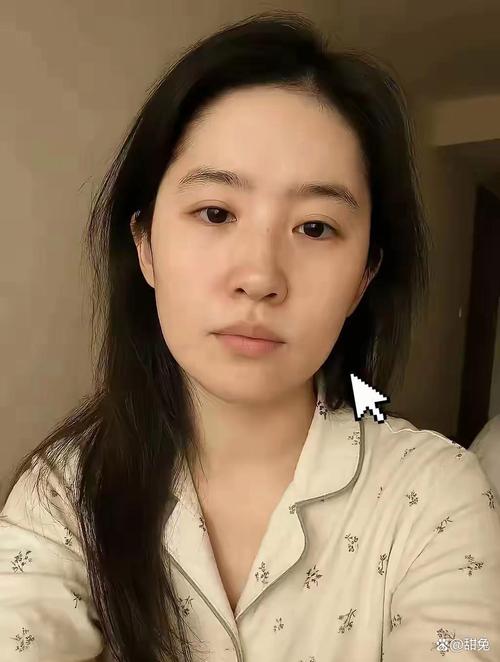 素颜的照片通过了美颜吗_明星素颜失真，真实更可贵