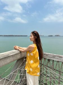 海边适合穿什么衣服拍照_海边红裙草帽摆拍，优雅闲适显眼