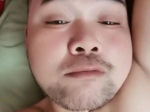 躺床上双下巴大叔图片_光膀大叔表情包走红，一张温暖一张严肃成文化符号