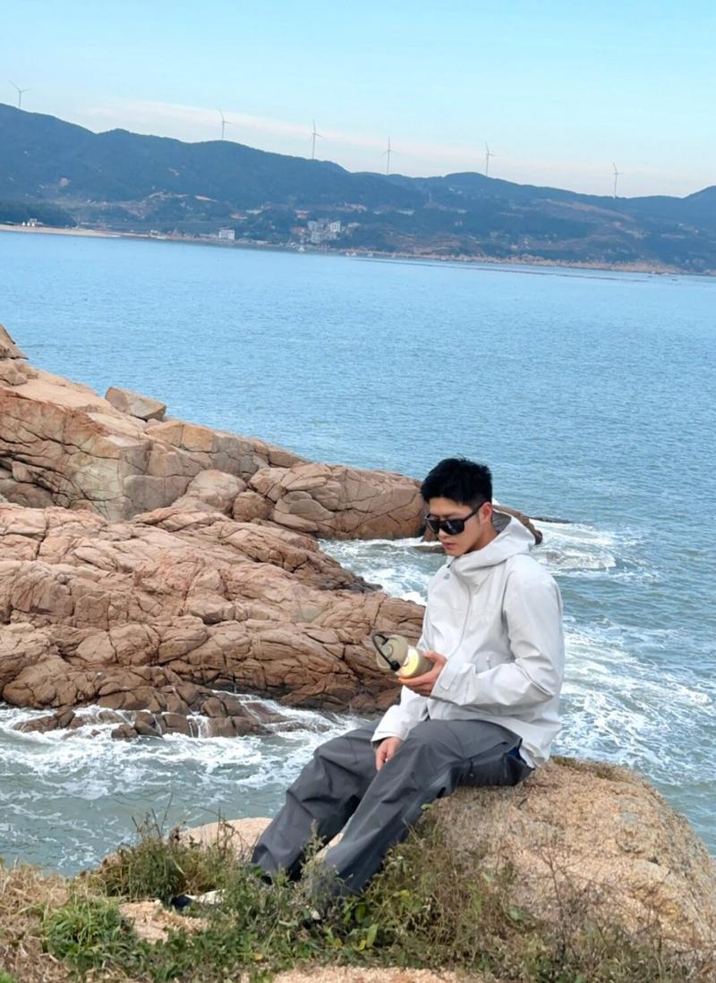 5个男生海边拍照姿势_放松互动，捕捉自然瞬间
