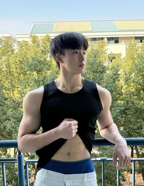 24岁男生照片_颜值身材在线，自信魅力更吸引人