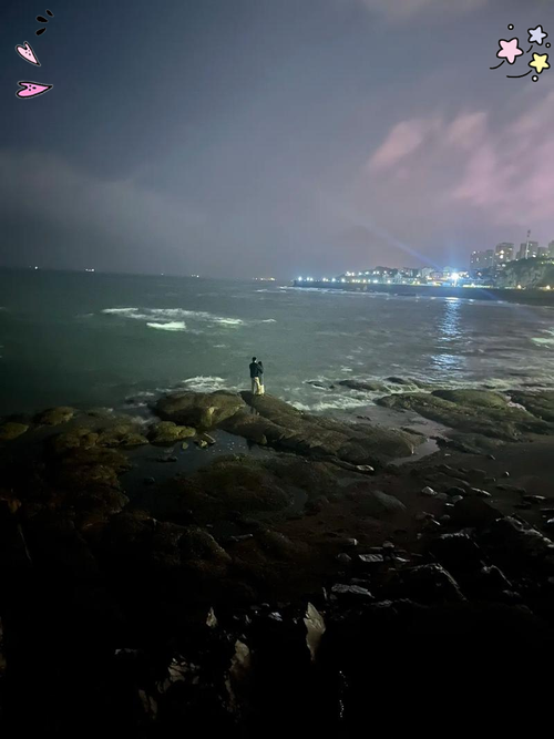 夜晚海边拍照姿势大全_海边月色美，拍照姿势多