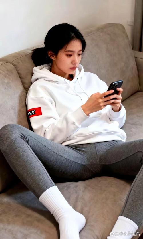 自己坐着拍腿的照片姿势_显腿长放松姿势加道具