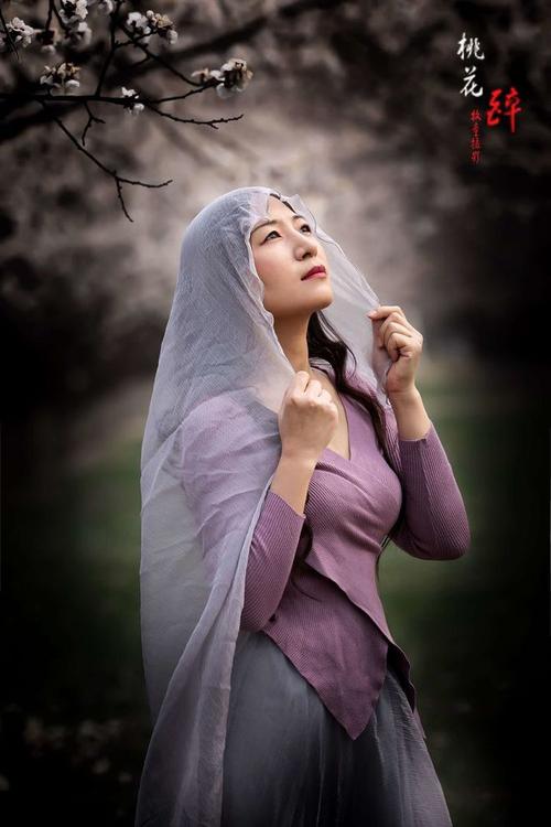 摄影师拍摄人像模特_坐姿之美与艺术感提升 摄影师拍摄人像模特_坐姿之美与艺术感提升
