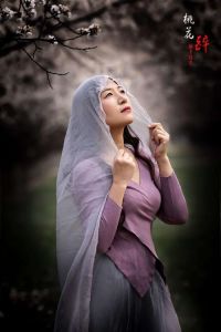摄影师拍摄人像模特_坐姿之美与艺术感提升