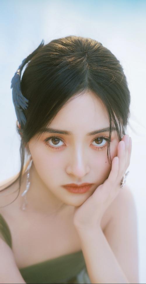 经常晒美颜照片的女人_自信孤独或营销？