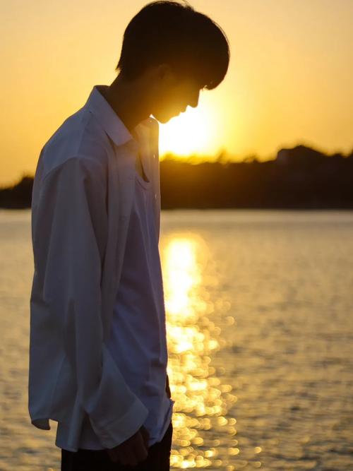 5个男生海边拍照姿势_放松互动，捕捉自然瞬间