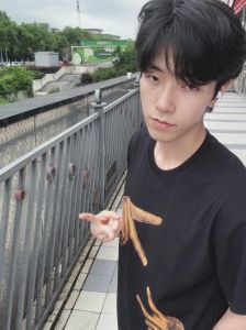 00帅气男生照片_00后帅哥引领潮流，帅气照片成文化载体