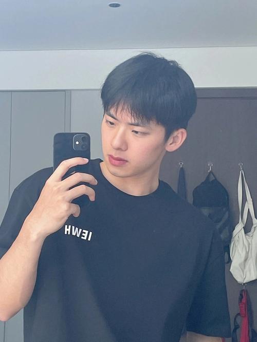 帮我生成几个微分碎盖的图片_男生流行微分碎盖发型,个性易打理,家长却反对? 帮我生成几个微分碎盖的图片_男生流行微分碎盖发型,个性易打理,家长却反对?