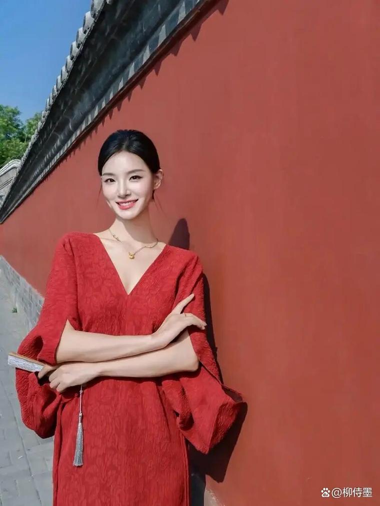 故宫红墙现代拍照姿势_红墙拍照新姿势，告别剪刀手，拍出高级感！