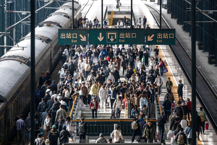 车站拍照构图_框人抓动态虚背景，处处是景