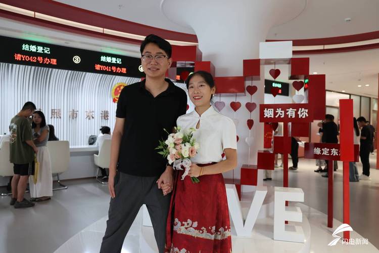 结婚登记处拍照姿势_结婚登记照,红底合影,男左女右,自然妆白衣 结婚登记处拍照姿势_结婚登记照,红底合影,男左女右,自然妆白衣