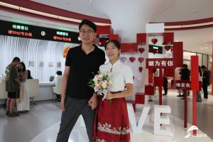 结婚登记处拍照姿势_结婚登记照，红底合影，男左女右，自然妆白衣