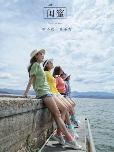 二个人拍照的姿势照片_情侣眼神交流，甜蜜幸福瞬间