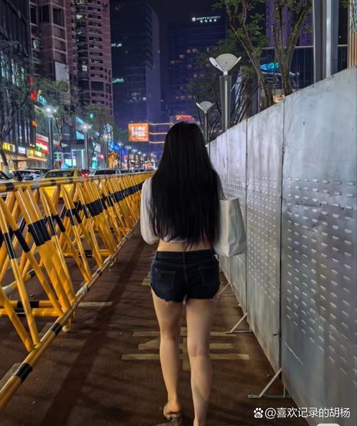 社会人夜晚拍照图片_捕捉城市神秘光影