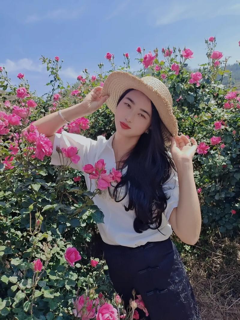 和玫瑰花一起合照姿势_拍花合影姿势多,自然好看是关键 和玫瑰花一起合照姿势_拍花合影姿势多,自然好看是关键