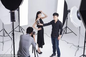 男子假装当摄影师骗女模特_防骗防色情勒索