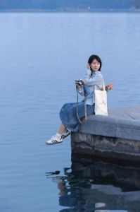 中年妇女在湖边拍照_中年女子湖边穿搭自拍显魅力
