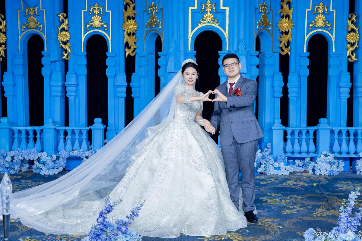 拍结婚照摄影师上新娘_选正规影楼签合同，沟通需求注意安全，保护照片隐私