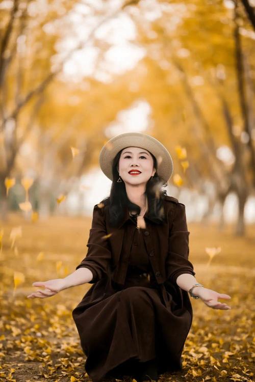 中年女人草原拍照姿势_捕捉自由生命力瞬间