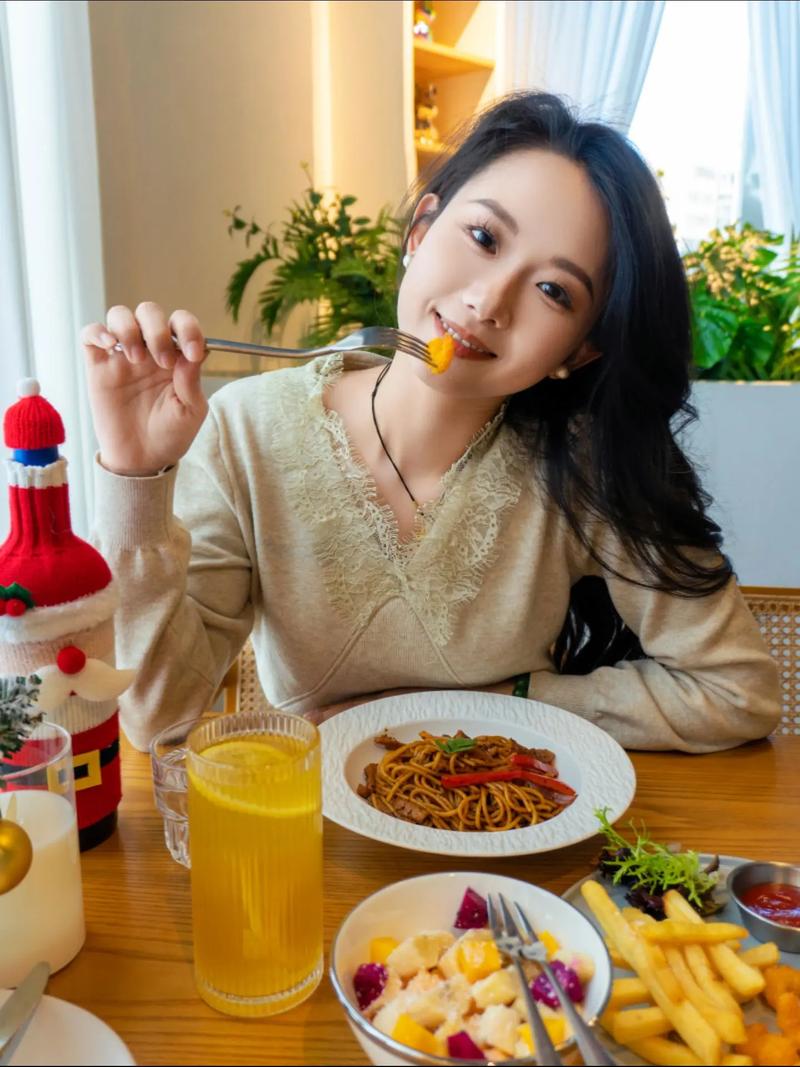 吃饭拍照穿什么颜色衣服好看_蓝白配白裤显气质，约会装性感精致