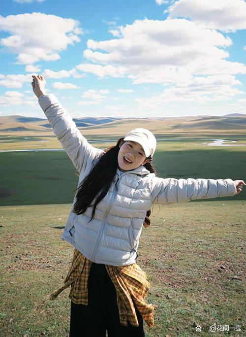 中年女人草原拍照姿势_捕捉自由生命力瞬间